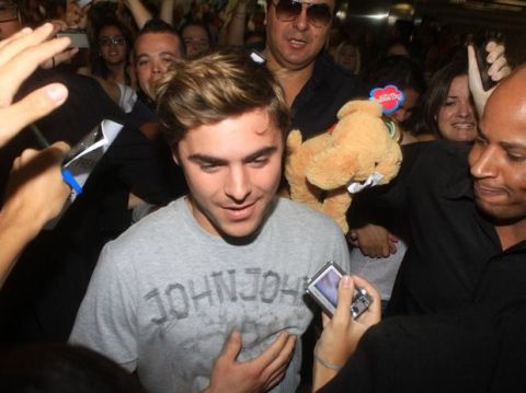 Zac Efron desembarca no Brasil (Foto: Delson Silva e Gabriel Reis/AgNews)