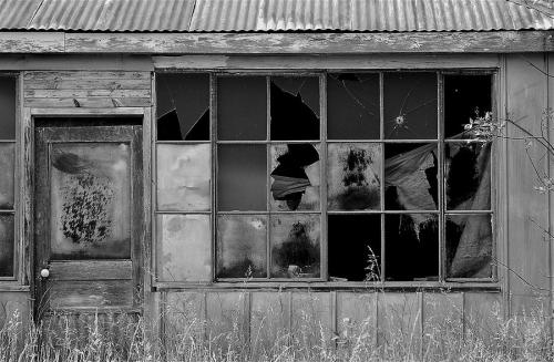 broken-store-front-black-white-kevin-mitts