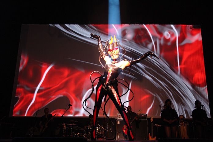 2009 Grace Jones - Hurricane Tour (Figurinos Eiko Ishioka)5