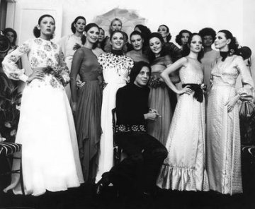 Clodovil Hernandes ao lado de suas criações - Anos 70 @ Foto Divulgação