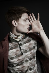 Camiseta Polo Com Lenço no Pescoço