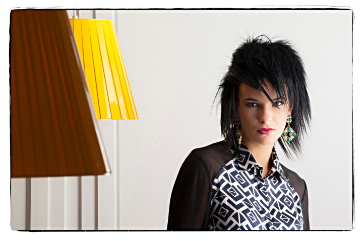 camisa TUFI DUEK, brinco  AMIAMO ACESSORI