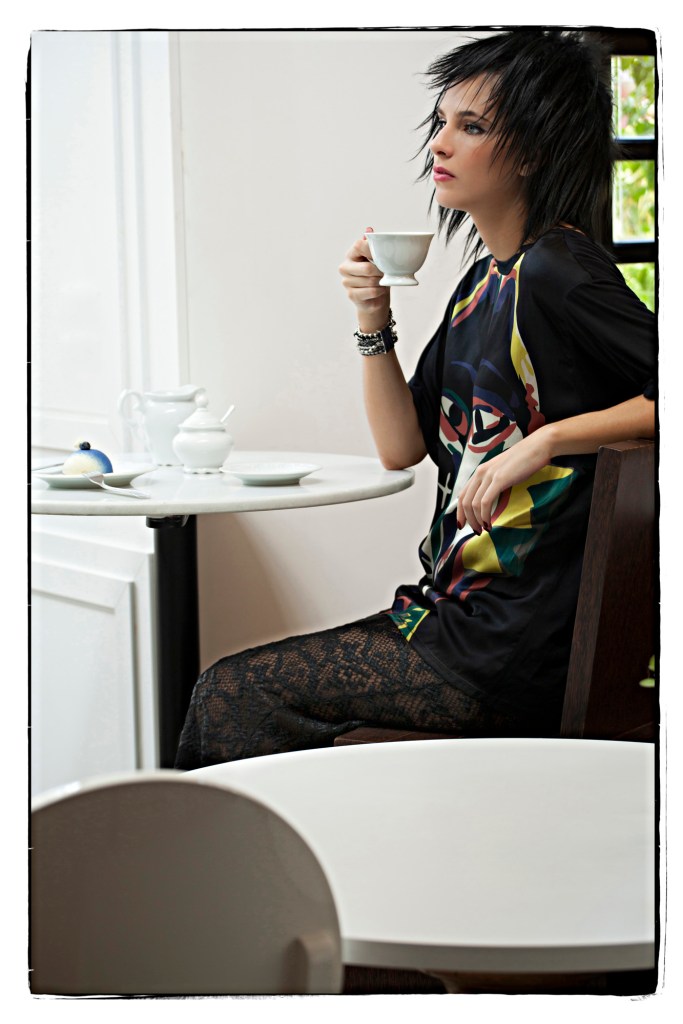 t-shirt e saia renda TUFI DUEK, pulseira AMIAMO ACESSORI