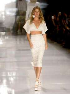 Gisele Bundchen veste Top Cropped  e cintura alta - Colcci SPFW Verão 2015 @ Foto Ricardo Matsukawa (Terra)