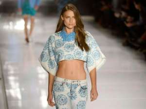 Top Cropped em desfile da Colcci SPFW Verão 2015 @ Foto Ricardo Matsukawa (Terra)