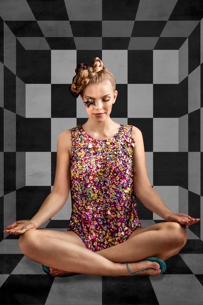 blusa bordada KATE SPADE e sandália flat RENÉ CAOVILLA (KĒR)