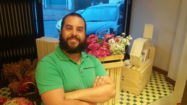 Flávio Casagrande na vitrine da Avatim Cambui - Abril 2016 @ MONDO MODA