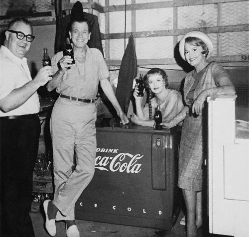 Elenco de 'Com a Maldade na Alma' tomando coca-cola @ Reprodução