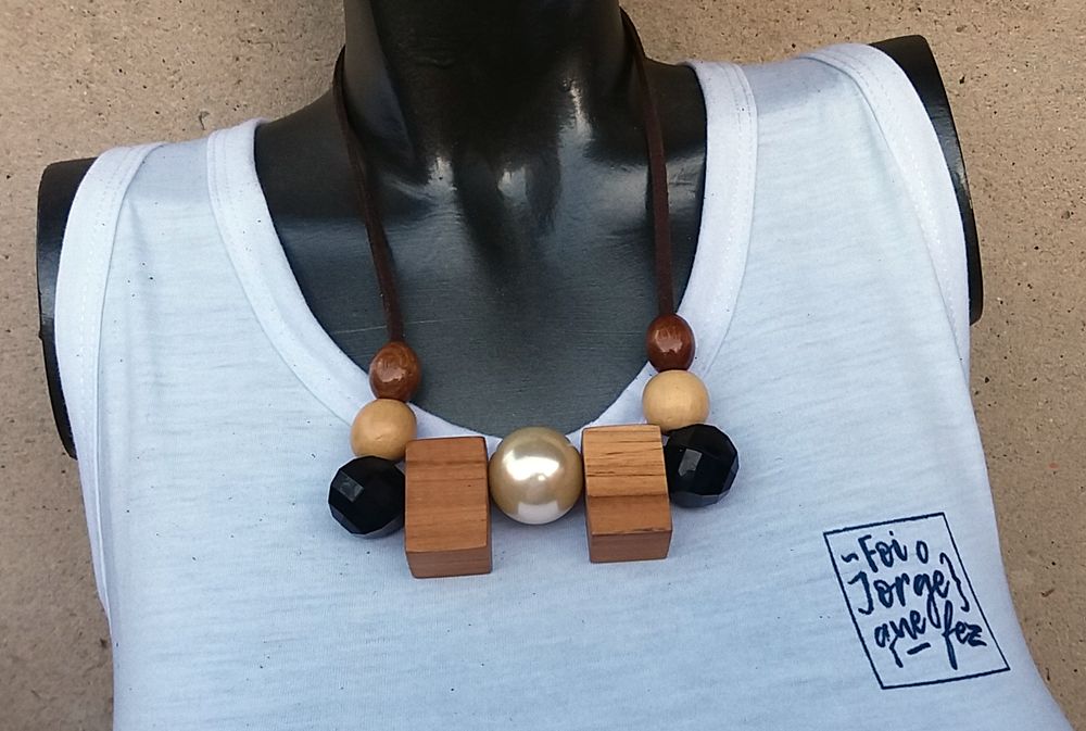 Colar Madeira Pinnus e Pérolas Ateliê Foi o Jorge que fez @ MONDO MODA