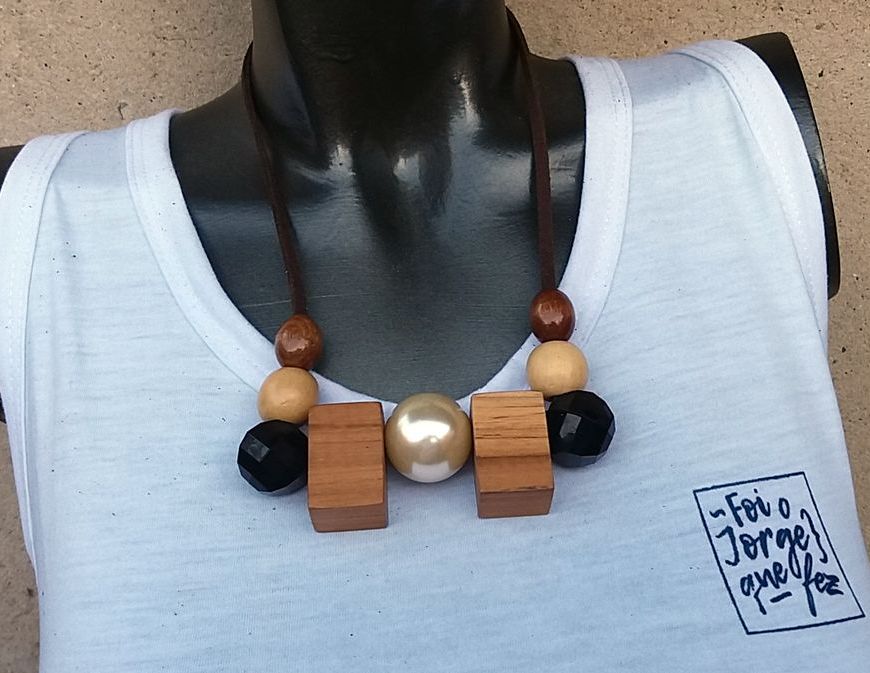 Colar Madeira Pinnus e Pérolas Ateliê Foi o Jorge que fez @ MONDO MODA